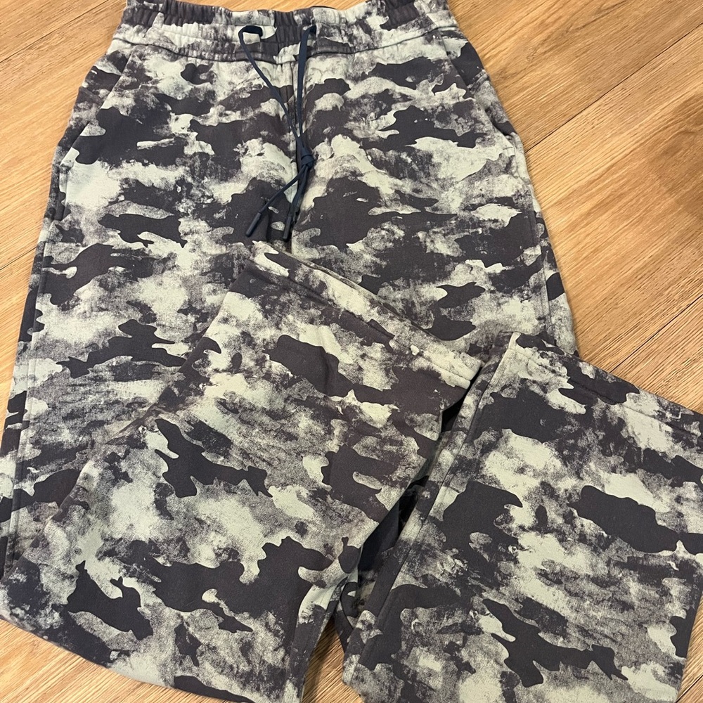 Lululemon loungeful straight leg pant size 4 Heritage Camo Wash WP Blue Multi